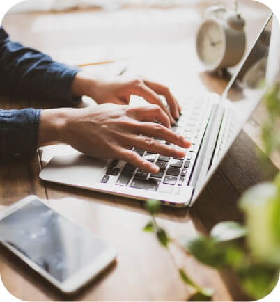 男性がノートパソコンで作業している