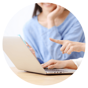 パソコンに指をさしている女性