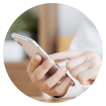 スマホをタップする女性